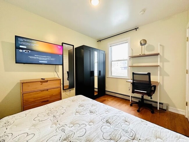 Building Photo - Furnished room/NOT APARTMENT