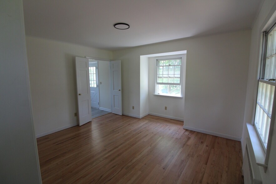 Building Photo - 229 Pittstown Rd