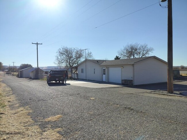 Building Photo - 4 BD / 2 BA Family Home in Hammett, ID!