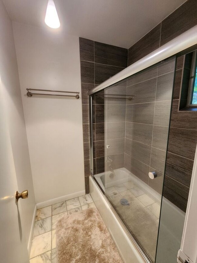 Building Photo - North Asheville Rental!
