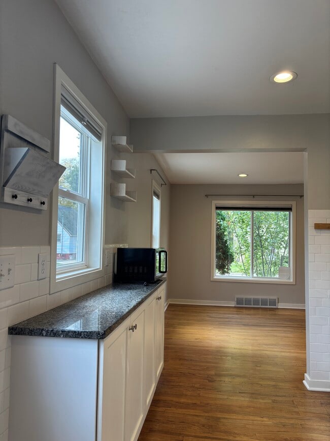 Building Photo - 157 Judd St