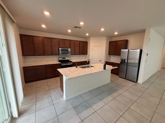 Building Photo - Beautiful 5-Bedroom, 4.5-Bath Home with St...