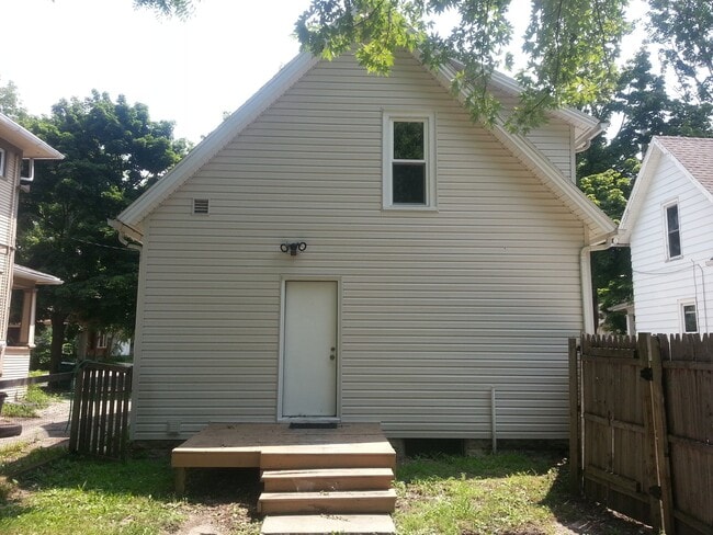 Building Photo - 132 Shepard St