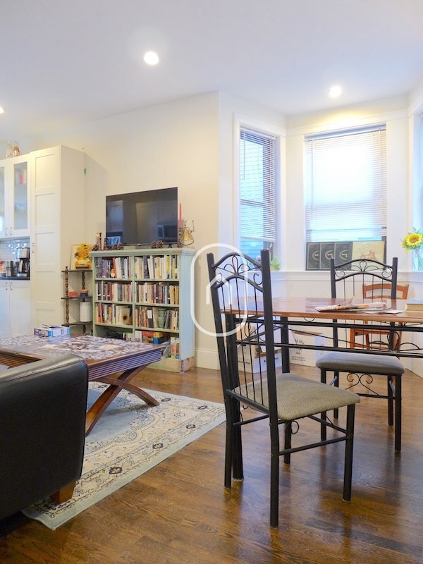 Building Photo - 130 Marcella St