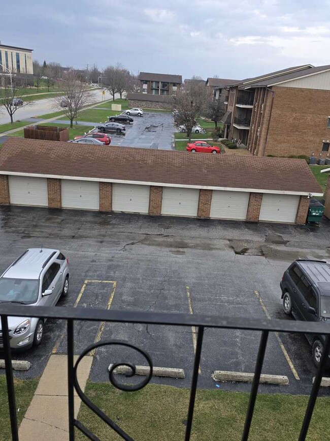 Building Photo - 9950 Treetop Dr