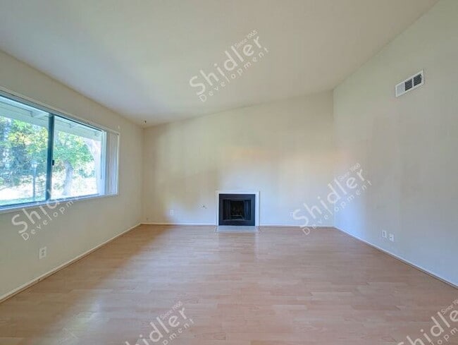 Building Photo - 2 Bed 1 Bath No one Above You