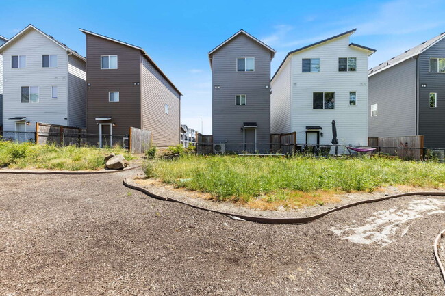 Building Photo - Charming 2-Bed with 2.5 Baths in Newberg