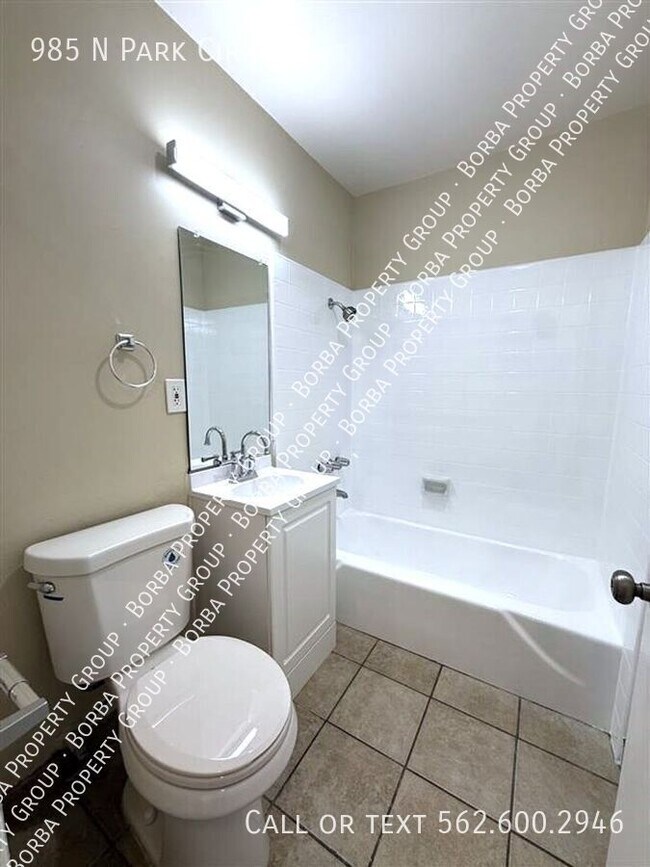 Building Photo - 985 N Pk Cir