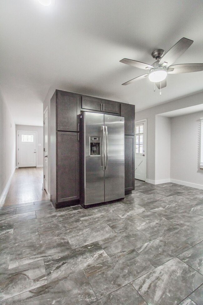 Building Photo - Pet Friendly Renovated Two Bedroom