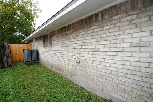 Building Photo - 2135 Bunzel St