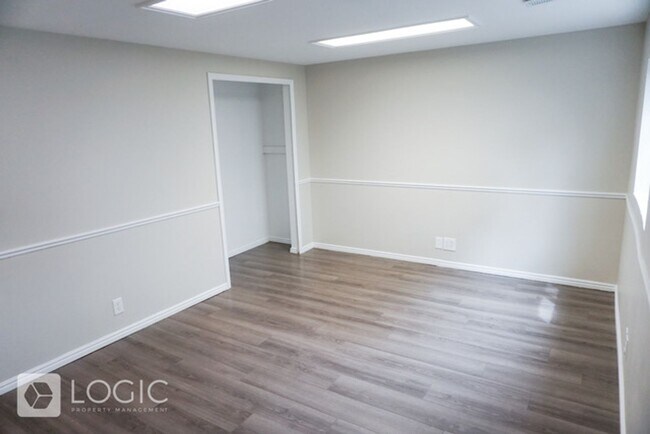 Building Photo - 1208 E Cedar View Dr