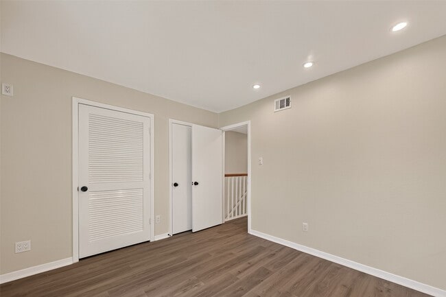 Building Photo - 5056 Glenmont Dr