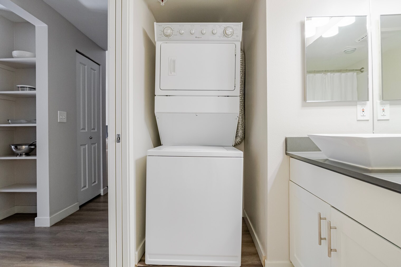 Building Photo - 526 Yale Ave N