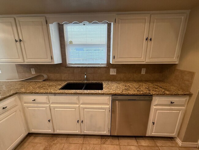 Building Photo - 3 Bedroom in Jenks School district!!
