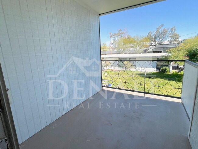 Building Photo - 3242 E Camelback Rd