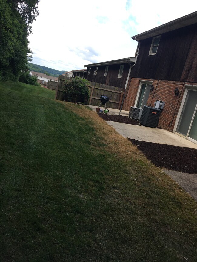 Building Photo - 605 Woodmere Dr