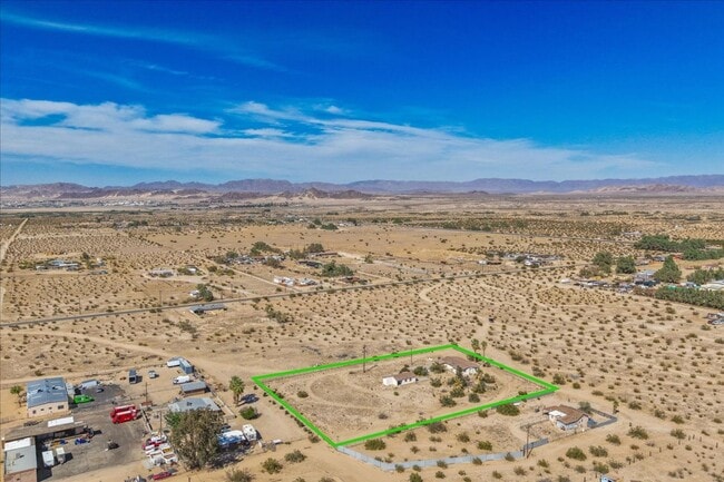 Building Photo - 2 Bedroom Home on 1.8 Acre Lot