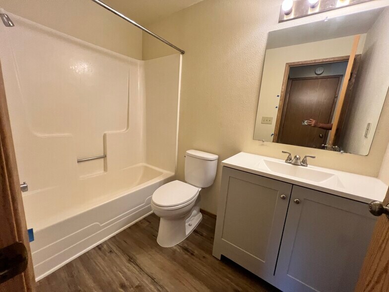Building Photo - 1232 SW Maple Tree Ct