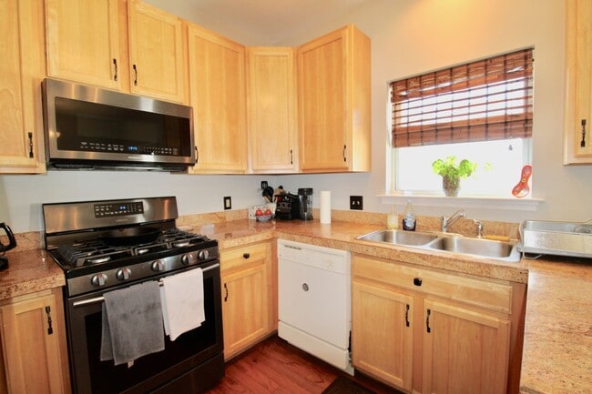 Building Photo - 2 Bedroom Home with Garage!