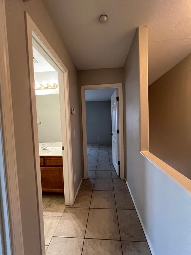 Building Photo - 2 Bedroom 1.5 Bath  Move in Ready in North...