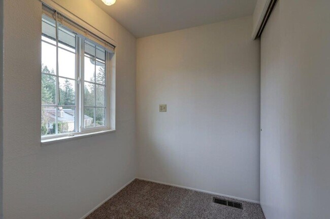 Building Photo - Spacious 4 Bedroom/3ba Bath Bellevue Home Available Now!