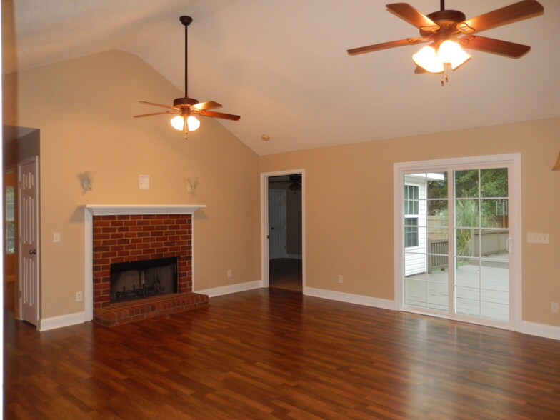 Large Living Room with Vaulted Ceilings and Fireplace - 319 Southern Comfort Dr