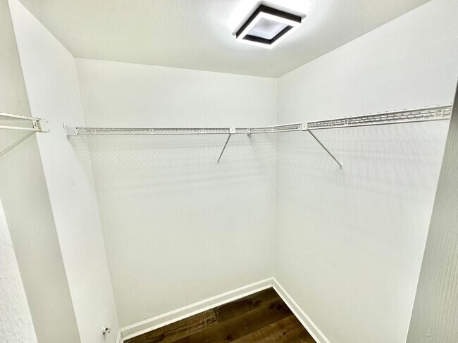 Building Photo - 7900 Fairview Dr
