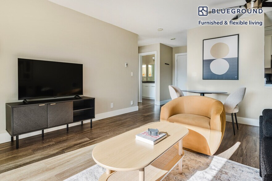 Building Photo - 644 Edgewater Blvd