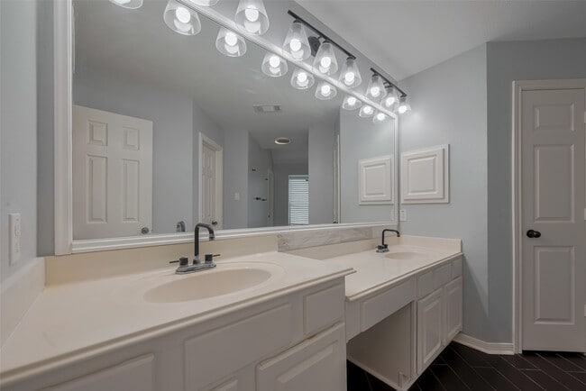 Building Photo - 311 N Esplanade Ln