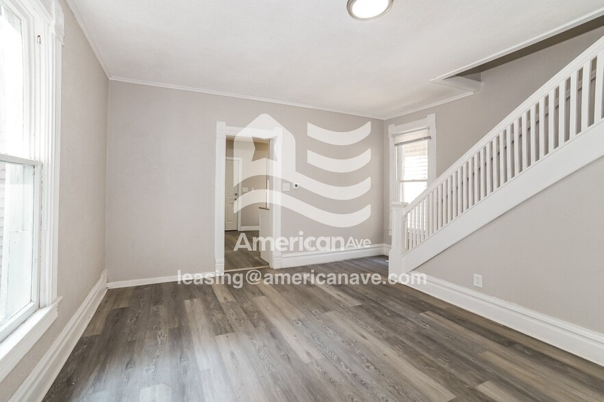 Building Photo - 318 E Thrush Ave