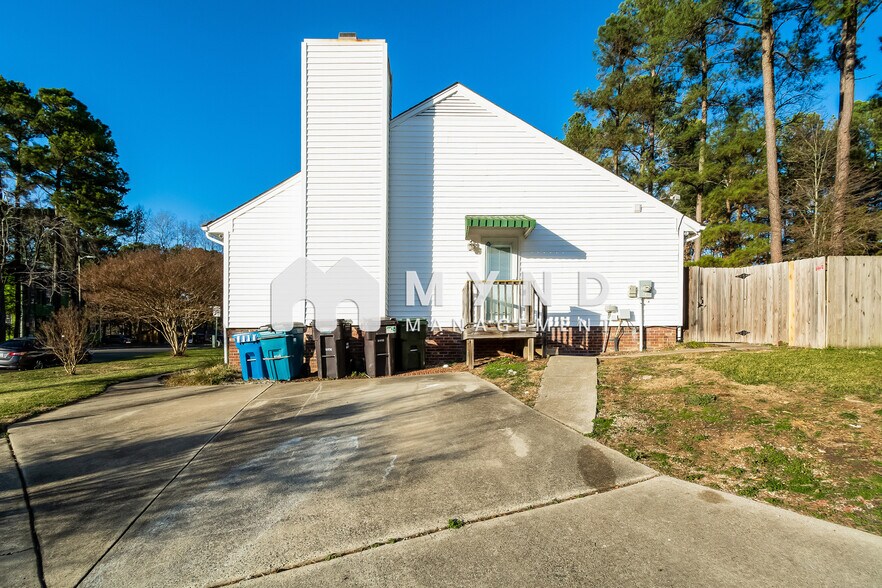 Building Photo - 3103 Cedarwood Dr