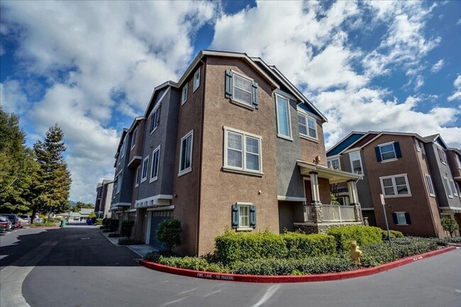 Building Photo - COMING SOON! | $3,700 / 3BR GORGEOUS CENTRAL FREMONT TOWNHOME IN PARKMONT | Photos shown are of a...