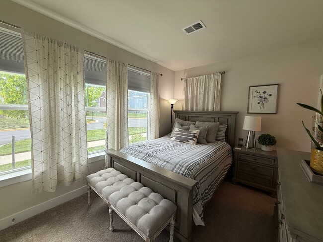 Building Photo - Gorgeous Potomac Shores End Unit Townhome