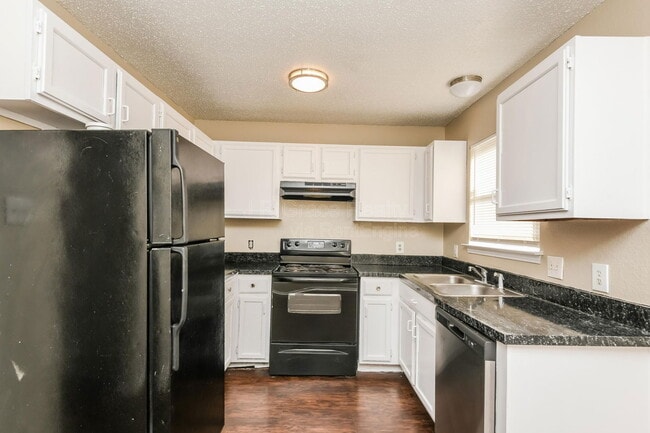 Building Photo - 5915 Shadydell Dr