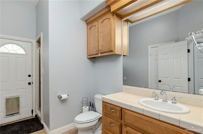 Building Photo - 2513 Kings Dr