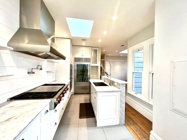 Building Photo - Welcome to North Beach! Premier 1 bed/ 2 B...