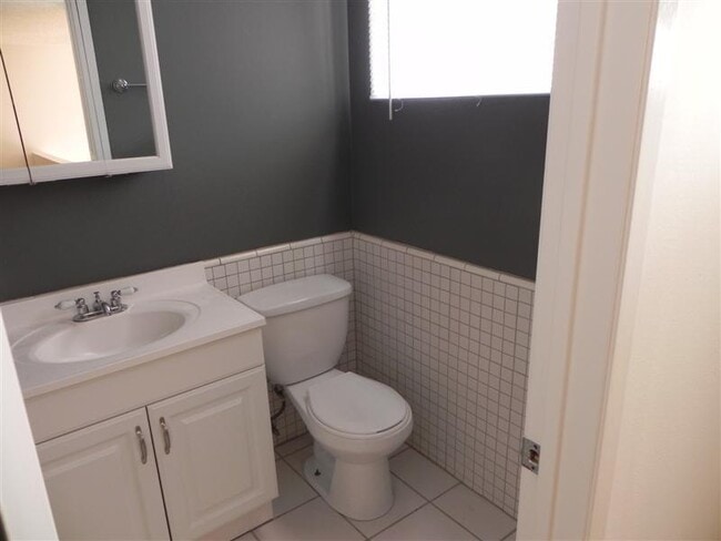 Building Photo - 2BR/2BA LOFT CONDO IN BIXBY KNOLLS