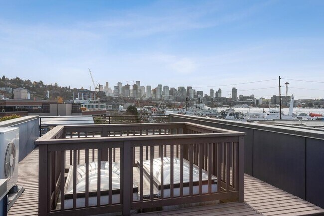 Building Photo - Eastlake Contemporary Townhome - 2 bedrooms