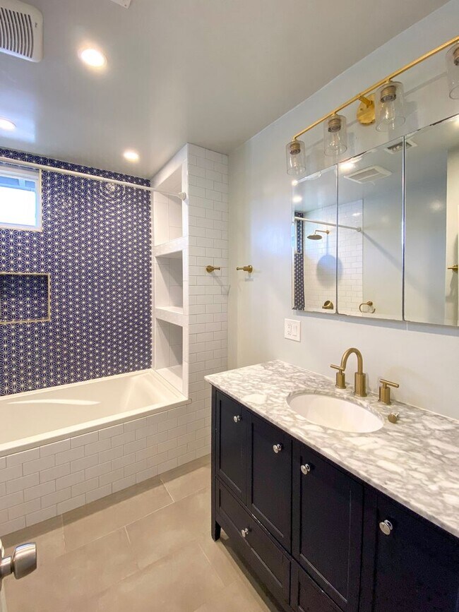 Building Photo - Spacious 3 Bed · 2 Bath Hillside Home — Mo...