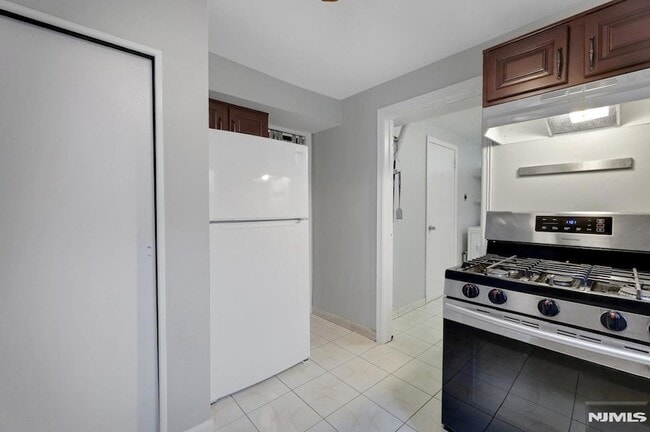 Building Photo - 95 Grove St