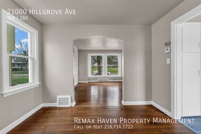 Building Photo - 21000 Hillgrove, Maple Hts - Gorgeous 3 be...