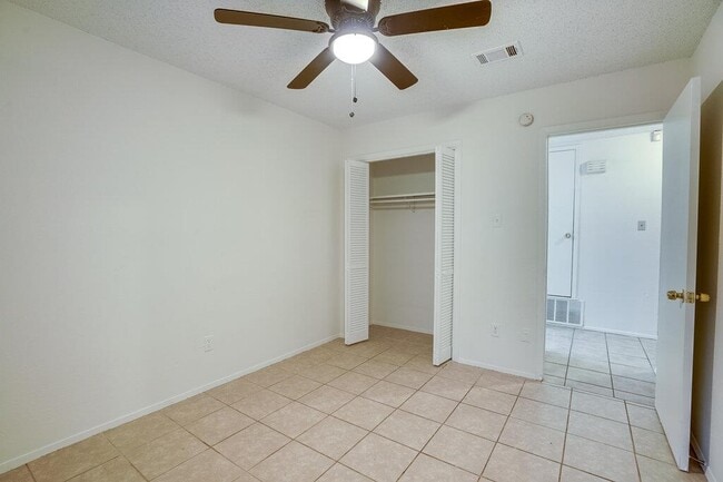 Building Photo - 10310 Little Pebble Dr