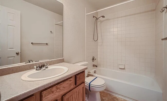 Building Photo - Townhouse Eller Grove