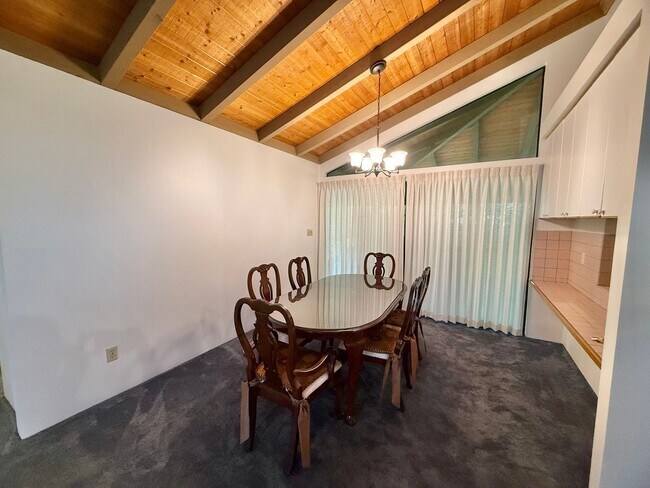 Building Photo - Beautiful 3 Bedroom / 2.5 Bathroom Home in Wailuku Heights!
