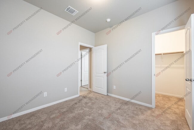 Building Photo - 1402 Shadow Hl Ln