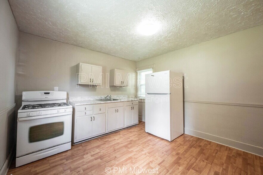 Building Photo - 632 S State St