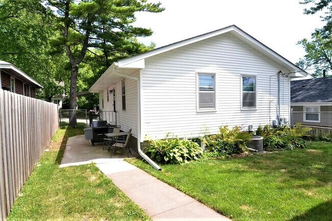 Building Photo - Well-Located Home in Robbinsdale