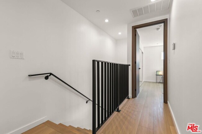 Building Photo - 621 1/2 N Mariposa Ave
