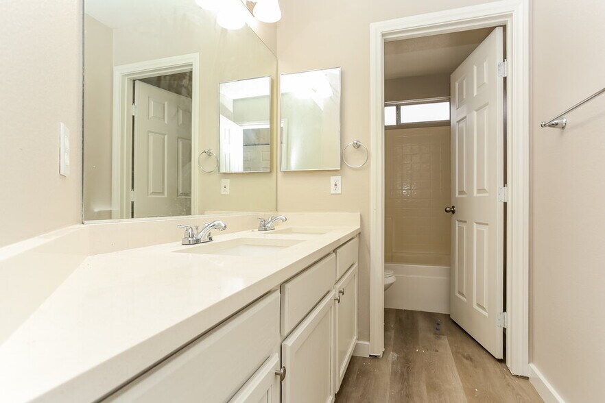 Building Photo - 2418 Island Paradise Ave