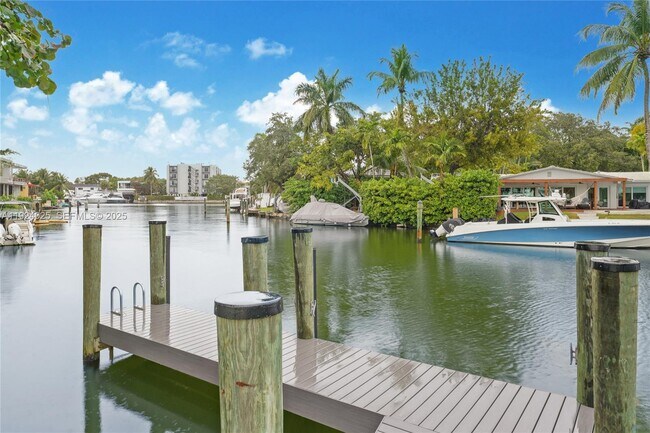 Building Photo - 801 NE 76th St